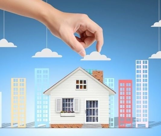 Gayrimenkul Yatırım Ortaklığı (GYO) şirketlerine yatırım yapmayı düşünen yatırımcılar için finansal tabloları doğru analiz etmek büyük önem taşıyor. Bu noktada GYO bilanço okuma konusu, şirketlerin mali yapısını anlamak ve geleceğe yönelik değerlendirme yapabilmek açısından temel bilgiler arasında yer alıyor. Bir bilançoyu doğru okuyabilen yatırımcılar, şirketin sahip olduğu varlıkları, borçlarını, öz kaynaklarını ve genel finansal gücünü daha sağlıklı değerlendirebiliyor. Böylece yatırım kararları yalnızca piyasa beklentilerine değil, somut finansal verilere de dayanabiliyor. Konulu bir haber görseli.