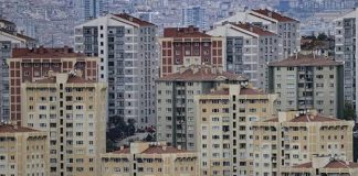 Gayrimenkul Yatırım Ortaklıkları (GYO), yatırım kararlarını oluştururken yalnızca ekonomik göstergeleri değil, yatırım yapılacak bölgenin mevcut durumu ve gelecekteki gelişim potansiyelini de ayrıntılı şekilde değerlendirmektedir. Bu nedenle GYO bölgesel yatırım mantığı, sektörün sürdürülebilir büyümesini sağlayan en önemli stratejik yaklaşımlardan biri olarak öne çıkmaktadır. Doğru bölgenin seçilmesi, hem gayrimenkul değer artışı hem de kira gelirlerinin istikrarlı şekilde yükselmesi açısından büyük önem taşımaktadır. Konulu bir haber görseli.
