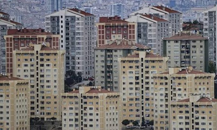 GYO Bölgesel Yatırım Mantığı Gayrimenkul Yatırım Ortaklıkları (GYO), yatırım kararlarını oluştururken yalnızca ekonomik göstergeleri değil, yatırım yapılacak bölgenin mevcut durumu ve gelecekteki gelişim potansiyelini de ayrıntılı şekilde değerlendirmektedir. Bu nedenle GYO bölgesel yatırım mantığı, sektörün sürdürülebilir büyümesini sağlayan en önemli stratejik yaklaşımlardan biri olarak öne çıkmaktadır. Doğru bölgenin seçilmesi, hem gayrimenkul değer artışı hem de kira gelirlerinin istikrarlı şekilde yükselmesi açısından büyük önem taşımaktadır. Konulu bir haber görseli.