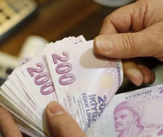GYO Borçlanma Araçları Gayrimenkul Yatırım Ortaklıkları, büyük ölçekli projelerin finansmanını sağlamak ve portföylerini sürdürülebilir şekilde büyütmek amacıyla farklı kaynaklardan yararlanıyor. Bu kaynaklar arasında GYO borçlanma araçları, kurumsal finansman stratejilerinin önemli parçalarından biri olarak öne çıkıyor. Yalnızca banka kredilerine bağlı kalmak yerine tahvil, finansman bonosu ve benzeri sermaye piyasası araçlarından yararlanan GYO'lar, finansman maliyetlerini dengeleyerek yatırım süreçlerini daha etkin şekilde yönetebiliyor. Konulu bir haber görseli.