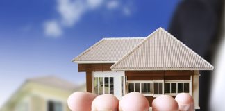 GYO Doluluk Oranı Nedir sorusu, gayrimenkul yatırım ortaklıklarının performansını değerlendirmek isteyen yatırımcıların en sık araştırdığı konular arasında yer alıyor. Gayrimenkul Yatırım Ortaklığı (GYO) portföylerinde bulunan alışveriş merkezleri, ofisler, konut projeleri, oteller ve lojistik depolar gibi taşınmazların ne kadarının aktif olarak kiralandığını gösteren doluluk oranı, şirketlerin gelir potansiyelini ortaya koyan önemli göstergelerden biri olarak kabul ediliyor. Yüksek doluluk oranı, düzenli kira geliri ve güçlü portföy yönetimiyle ilişkilendirilirken düşük oranlar ise gelir kaybı ve operasyonel risklerin artmasına neden olabiliyor. Konulu bir haber görseli.