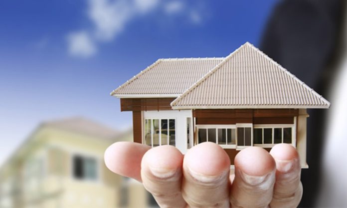 GYO Doluluk Oranı Nedir GYO Doluluk Oranı Nedir sorusu, gayrimenkul yatırım ortaklıklarının performansını değerlendirmek isteyen yatırımcıların en sık araştırdığı konular arasında yer alıyor. Gayrimenkul Yatırım Ortaklığı (GYO) portföylerinde bulunan alışveriş merkezleri, ofisler, konut projeleri, oteller ve lojistik depolar gibi taşınmazların ne kadarının aktif olarak kiralandığını gösteren doluluk oranı, şirketlerin gelir potansiyelini ortaya koyan önemli göstergelerden biri olarak kabul ediliyor. Yüksek doluluk oranı, düzenli kira geliri ve güçlü portföy yönetimiyle ilişkilendirilirken düşük oranlar ise gelir kaybı ve operasyonel risklerin artmasına neden olabiliyor. Konulu bir haber görseli.