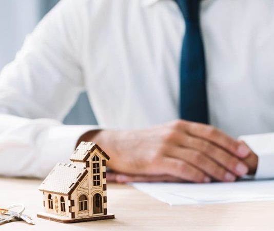 GYO Faiz Oranı Etkisi Gayrimenkul Yatırım Ortaklıkları (GYO), finansal piyasalardaki gelişmelerden doğrudan etkilenen yatırım araçları arasında yer almaktadır. Bu etkilerin başında ise faiz oranları gelmektedir. Gayrimenkul sektörünün yüksek finansman ihtiyacı nedeniyle faiz hareketleri, hem şirketlerin yatırım kararlarını hem de yatırımcıların beklentilerini önemli ölçüde değiştirebilmektedir. Konulu bir haber görseli.
