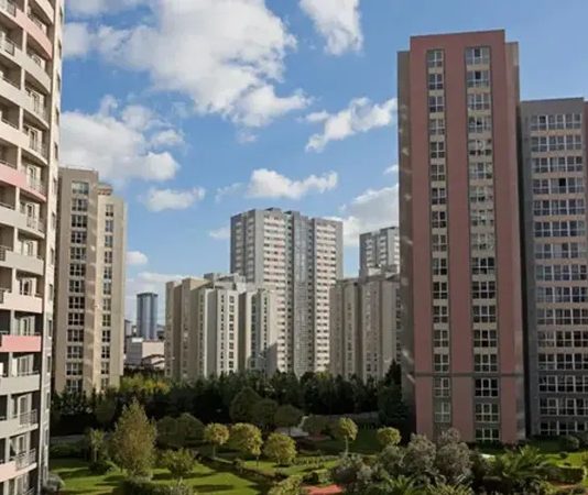 GYO Gayrimenkul Döngüsü Gayrimenkul Yatırım Ortaklıkları (GYO), uzun vadeli yatırım anlayışıyla faaliyet gösteren ve gayrimenkul piyasasının farklı aşamalarını yakından takip eden önemli sermaye piyasası kuruluşları arasında yer almaktadır. Gayrimenkul sektörü durağan bir yapıya sahip değildir; ekonomik gelişmeler, yatırımcı davranışları, finansman koşulları ve arz-talep dengesi doğrultusunda sürekli değişen bir döngü içerisinde ilerlemektedir. Bu nedenle GYO gayrimenkul döngüsü, yatırım kararlarının sağlıklı şekilde oluşturulması açısından büyük önem taşımaktadır. Konulu bir haber görseli.