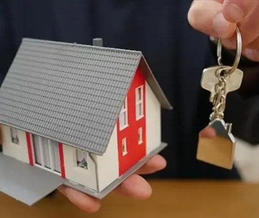 GYO Gelir Modeli Gayrimenkul sektörü, yatırımcıların uzun vadeli kazanç elde etmek amacıyla yöneldiği en önemli alanlardan biri olmaya devam ediyor. Bu alanda profesyonel yatırım imkanı sunan Gayrimenkul Yatırım Ortaklığı (GYO) modeli, sahip olduğu gelir kaynakları sayesinde dikkat çekiyor. GYO gelir modeli, şirketlerin sahip oldukları gayrimenkullerden, geliştirdikleri projelerden ve gerçekleştirdikleri yatırımlardan kazanç elde etme yöntemlerini kapsıyor. Konulu bir haber görseli.