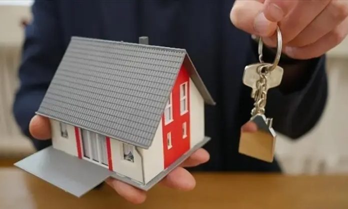 GYO Gelir Modeli Gayrimenkul sektörü, yatırımcıların uzun vadeli kazanç elde etmek amacıyla yöneldiği en önemli alanlardan biri olmaya devam ediyor. Bu alanda profesyonel yatırım imkanı sunan Gayrimenkul Yatırım Ortaklığı (GYO) modeli, sahip olduğu gelir kaynakları sayesinde dikkat çekiyor. GYO gelir modeli, şirketlerin sahip oldukları gayrimenkullerden, geliştirdikleri projelerden ve gerçekleştirdikleri yatırımlardan kazanç elde etme yöntemlerini kapsıyor. Konulu bir haber görseli.