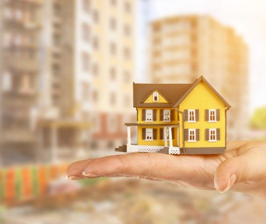 GYO Halka Açılma Süreci Gayrimenkul yatırım ortaklıkları, sermaye piyasalarının gelişmesiyle birlikte yatırımcıların ilgi gösterdiği önemli finansal yapılar arasında yer alıyor. Özellikle kurumsal büyümesini hızlandırmak ve daha geniş yatırımcı kitlesine ulaşmak isteyen şirketler için GYO halka açılma süreci büyük önem taşıyor. Gayrimenkul Yatırım Ortaklığı (GYO) statüsünde faaliyet gösteren şirketler, belirli hukuki ve mali şartları yerine getirerek halka arz sürecini tamamlayabiliyor. Bu süreç yalnızca şirketlerin finansman kaynaklarını çeşitlendirmekle kalmıyor, aynı zamanda şeffaflık ve kurumsal yönetim anlayışının güçlenmesine de katkı sağlıyor. Konulu bir haber görseli.