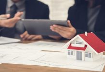 GYO Hukuki Sorumluluklar Gayrimenkul Yatırım Ortaklıkları (GYO), sermaye piyasalarında faaliyet gösteren ve yatırımcılara gayrimenkul projelerine ortak olma fırsatı sunan önemli kurumsal yapılardır. Bu şirketlerin faaliyetlerini güvenilir, sürdürülebilir ve şeffaf şekilde sürdürebilmesi için hukuki sorumluluklar büyük önem taşımaktadır. Şirketlerin yalnızca finansal başarıya odaklanması yeterli değildir. Aynı zamanda yürürlükteki mevzuata uygun hareket etmeleri, yatırımcı haklarını korumaları ve kurumsal yönetim ilkelerine bağlı kalmaları gerekmektedir. Bu yükümlülükler, hem sektörün istikrarını desteklemekte hem de yatırımcı güvenini güçlendirmektedir. Konulu bir haber görseli.
