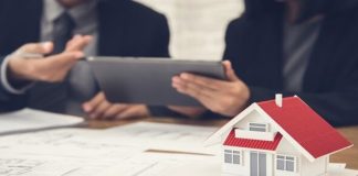 GYO Hukuki Sorumluluklar Gayrimenkul Yatırım Ortaklıkları (GYO), sermaye piyasalarında faaliyet gösteren ve yatırımcılara gayrimenkul projelerine ortak olma fırsatı sunan önemli kurumsal yapılardır. Bu şirketlerin faaliyetlerini güvenilir, sürdürülebilir ve şeffaf şekilde sürdürebilmesi için hukuki sorumluluklar büyük önem taşımaktadır. Şirketlerin yalnızca finansal başarıya odaklanması yeterli değildir. Aynı zamanda yürürlükteki mevzuata uygun hareket etmeleri, yatırımcı haklarını korumaları ve kurumsal yönetim ilkelerine bağlı kalmaları gerekmektedir. Bu yükümlülükler, hem sektörün istikrarını desteklemekte hem de yatırımcı güvenini güçlendirmektedir. Konulu bir haber görseli.