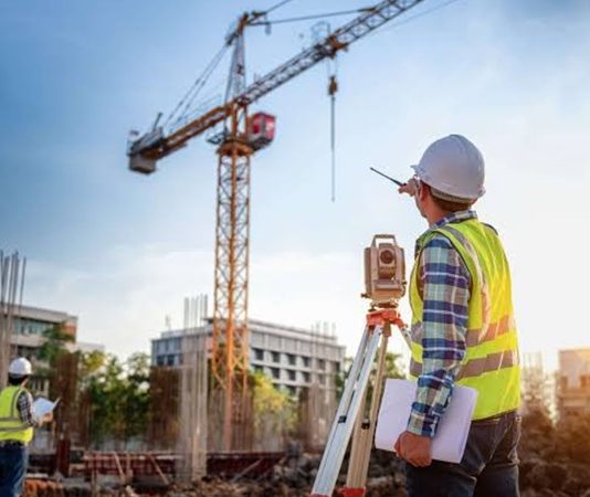 GYO İnşaat Süreci Yönetimi GYO İnşaat Süreci Yönetimi, gayrimenkul sektöründe büyük ölçekli projelerin planlı, kontrollü ve verimli şekilde tamamlanması açısından önemli bir yere sahip bulunuyor. Gayrimenkul Yatırım Ortaklığı (GYO) şirketleri, yatırım kararından proje teslimine kadar geçen tüm aşamalarda profesyonel yönetim süreçleri uygulayarak projelerin hedeflenen kalite standartlarında ilerlemesini sağlıyor. Konulu bir haber görseli.