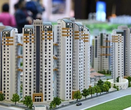 GYO Karma Proje Yapıları, gayrimenkul sektöründe farklı kullanım alanlarını tek bir proje içerisinde bir araya getiren modern yatırım modelleri arasında yer alıyor. Gayrimenkul Yatırım Ortaklığı (GYO) şirketleri, yatırım portföylerini çeşitlendirmek ve daha güçlü gelir kaynakları oluşturmak amacıyla karma projelere yöneliyor. Konut, ofis, alışveriş alanları, otel, sosyal yaşam alanları ve ticari birimlerin aynı proje içerisinde bulunduğu bu yapılar, günümüzde şehir planlamasının önemli unsurlarından biri haline geliyor. Konulu bir haber görseli.