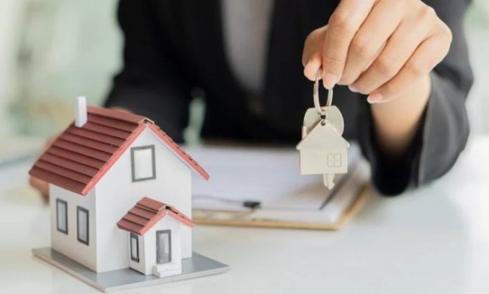 GYO Kira Gelirleri Sistemi Gayrimenkul yatırım ortaklıklarında en önemli gelir kaynaklarından biri kira gelirleri olarak öne çıkıyor. GYO kira gelirleri sistemi, şirketlerin sahip olduğu taşınmazlardan düzenli kazanç elde etmesini sağlayan temel finansal modellerden biri olarak değerlendiriliyor. Bu sistem sayesinde GYO şirketleri, yatırım portföylerinde bulunan gayrimenkulleri etkin şekilde kullanarak sürdürülebilir gelir oluşturmayı hedefliyor. Konulu bir haber görseli.
