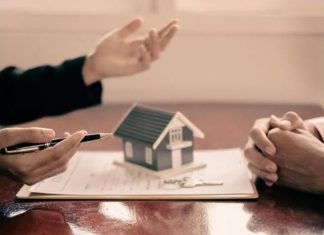 GYO Kira Sözleşmesi Türleri GYO Kira Sözleşmesi Türleri, gayrimenkul yatırım ortaklıklarının portföylerinde yer alan taşınmazların etkin şekilde yönetilmesi açısından büyük önem taşıyor. Gayrimenkul Yatırım Ortaklığı (GYO) bünyesinde bulunan alışveriş merkezleri, ofisler, konut projeleri, oteller ve lojistik depolar gibi farklı gayrimenkuller, kullanım amaçlarına göre farklı kira sözleşmeleriyle kiracılara sunuluyor. Hazırlanan sözleşmeler yalnızca kira bedelini belirlemekle kalmıyor, aynı zamanda tarafların hak ve yükümlülüklerini de güvence altına alıyor. Konulu bir haber görseli.