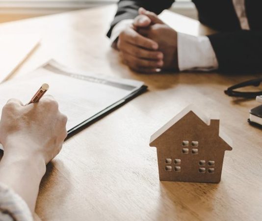 GYO Likidite Kavramı Gayrimenkul Yatırım Ortaklıkları (GYO), yatırımcılara büyük ölçekli gayrimenkul projelerine ortak olma fırsatı sunarken, bu şirketlerin finansal performansını değerlendirmede öne çıkan kavramlardan biri de likidite oluyor. Sermaye piyasalarında sıkça kullanılan likidite kavramı, bir varlığın değer kaybına uğramadan hızlı şekilde nakde dönüştürülebilmesini ifade eder. GYO hisselerinde likidite seviyesi hem yatırımcıların alım satım işlemlerini kolaylaştırır hem de piyasanın sağlıklı işleyişine önemli katkılar sağlar. Konulu bir haber görseli.