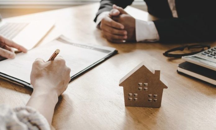 GYO Likidite Kavramı Gayrimenkul Yatırım Ortaklıkları (GYO), yatırımcılara büyük ölçekli gayrimenkul projelerine ortak olma fırsatı sunarken, bu şirketlerin finansal performansını değerlendirmede öne çıkan kavramlardan biri de likidite oluyor. Sermaye piyasalarında sıkça kullanılan likidite kavramı, bir varlığın değer kaybına uğramadan hızlı şekilde nakde dönüştürülebilmesini ifade eder. GYO hisselerinde likidite seviyesi hem yatırımcıların alım satım işlemlerini kolaylaştırır hem de piyasanın sağlıklı işleyişine önemli katkılar sağlar. Konulu bir haber görseli.