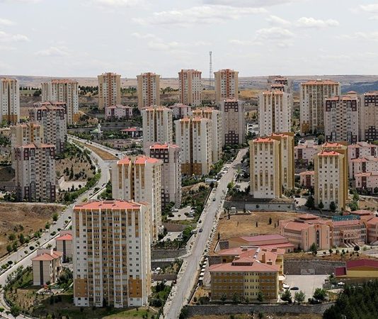 Gayrimenkul Yatırım Ortaklıkları (GYO) için başarılı bir yatırımın temelinde doğru lokasyon analizi yer almaktadır. Bir gayrimenkulün bulunduğu konum, yalnızca bugünkü değerini değil, gelecekte sağlayacağı kira gelirini, yatırım geri dönüşünü ve değer artışı potansiyelini de doğrudan etkilemektedir. Bu nedenle GYO lokasyon analizi, yatırım stratejilerinin en önemli aşamalarından biri olarak kabul edilmektedir. Konulu bir haber görseli.