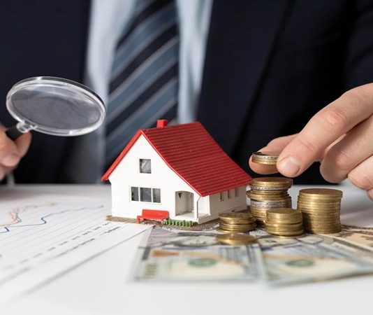 GYO Net Aktif Değer Hesabı Gayrimenkul Yatırım Ortaklığı (GYO) şirketlerini değerlendirirken yatırımcıların en sık başvurduğu finansal göstergelerden biri GYO Net Aktif Değer Hesabı olarak öne çıkıyor. Net Aktif Değer (NAD), bir GYO’nun sahip olduğu varlıkların güncel değeri ile yükümlülükleri arasındaki farkı ifade eden önemli bir finansal ölçüttür. Bu hesaplama sayesinde yatırımcılar şirketin gerçek varlık değerine daha yakın bir değerlendirme yapabilir ve hisse fiyatlarının şirketin sahip olduğu ekonomik büyüklüğü ne ölçüde yansıttığını analiz edebilir. Konulu bir haber görseli.