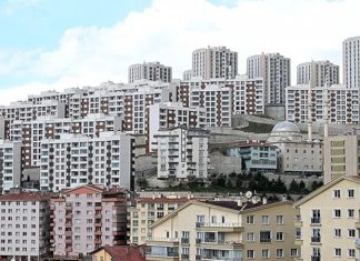 GYO Nüfus Etkisi Gayrimenkul Yatırım Ortaklıkları (GYO), yatırım kararlarını şekillendirirken ekonomik göstergelerin yanı sıra demografik verileri de yakından takip etmektedir. Bu verilerin başında ise nüfus hareketleri gelmektedir. Bir ülkenin veya bölgenin nüfus artışı, yaş dağılımı, göç hareketleri ve hane halkı yapısı, gayrimenkul sektörünün gelişimini doğrudan etkilemektedir. Bu nedenle GYO nüfus etkisi, hem yatırım planlamasında hem de uzun vadeli büyüme stratejilerinde önemli bir değerlendirme alanı oluşturmaktadır. Konulu bit haber görseli.