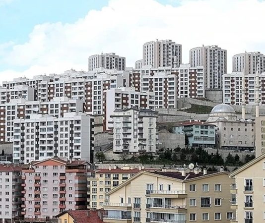 GYO Nüfus Etkisi Gayrimenkul Yatırım Ortaklıkları (GYO), yatırım kararlarını şekillendirirken ekonomik göstergelerin yanı sıra demografik verileri de yakından takip etmektedir. Bu verilerin başında ise nüfus hareketleri gelmektedir. Bir ülkenin veya bölgenin nüfus artışı, yaş dağılımı, göç hareketleri ve hane halkı yapısı, gayrimenkul sektörünün gelişimini doğrudan etkilemektedir. Bu nedenle GYO nüfus etkisi, hem yatırım planlamasında hem de uzun vadeli büyüme stratejilerinde önemli bir değerlendirme alanı oluşturmaktadır. Konulu bit haber görseli.