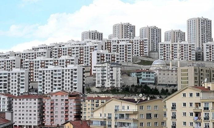 GYO Nüfus Etkisi Gayrimenkul Yatırım Ortaklıkları (GYO), yatırım kararlarını şekillendirirken ekonomik göstergelerin yanı sıra demografik verileri de yakından takip etmektedir. Bu verilerin başında ise nüfus hareketleri gelmektedir. Bir ülkenin veya bölgenin nüfus artışı, yaş dağılımı, göç hareketleri ve hane halkı yapısı, gayrimenkul sektörünün gelişimini doğrudan etkilemektedir. Bu nedenle GYO nüfus etkisi, hem yatırım planlamasında hem de uzun vadeli büyüme stratejilerinde önemli bir değerlendirme alanı oluşturmaktadır. Konulu bit haber görseli.