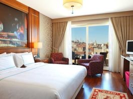 GYO Otel Yatırımı Mantığı GYO Otel Yatırımı Mantığı, gayrimenkul sektöründe turizm odaklı yatırımların nasıl değerlendirildiğini anlamak açısından önemli konular arasında yer alıyor. Gayrimenkul Yatırım Ortaklığı (GYO) şirketleri, yatırım portföylerini çeşitlendirmek amacıyla konut, ofis, alışveriş merkezi ve otel projelerine yöneliyor. Özellikle turizm sektörünün geliştiği bölgelerde yapılan otel yatırımları, düzenli gelir oluşturma ve uzun vadeli değer artışı sağlama potansiyeli nedeniyle dikkat çekiyor. Konulu bir haber görseli.