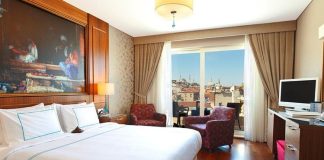 GYO Otel Yatırımı Mantığı, gayrimenkul sektöründe turizm odaklı yatırımların nasıl değerlendirildiğini anlamak açısından önemli konular arasında yer alıyor. Gayrimenkul Yatırım Ortaklığı (GYO) şirketleri, yatırım portföylerini çeşitlendirmek amacıyla konut, ofis, alışveriş merkezi ve otel projelerine yöneliyor. Özellikle turizm sektörünün geliştiği bölgelerde yapılan otel yatırımları, düzenli gelir oluşturma ve uzun vadeli değer artışı sağlama potansiyeli nedeniyle dikkat çekiyor. Konulu bir haber görseli.