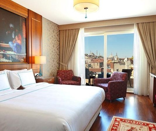 GYO Otel Yatırımı Mantığı, gayrimenkul sektöründe turizm odaklı yatırımların nasıl değerlendirildiğini anlamak açısından önemli konular arasında yer alıyor. Gayrimenkul Yatırım Ortaklığı (GYO) şirketleri, yatırım portföylerini çeşitlendirmek amacıyla konut, ofis, alışveriş merkezi ve otel projelerine yöneliyor. Özellikle turizm sektörünün geliştiği bölgelerde yapılan otel yatırımları, düzenli gelir oluşturma ve uzun vadeli değer artışı sağlama potansiyeli nedeniyle dikkat çekiyor. Konulu bir haber görseli.