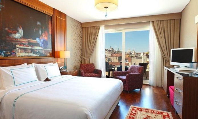 GYO Otel Yatırımı Mantığı GYO Otel Yatırımı Mantığı, gayrimenkul sektöründe turizm odaklı yatırımların nasıl değerlendirildiğini anlamak açısından önemli konular arasında yer alıyor. Gayrimenkul Yatırım Ortaklığı (GYO) şirketleri, yatırım portföylerini çeşitlendirmek amacıyla konut, ofis, alışveriş merkezi ve otel projelerine yöneliyor. Özellikle turizm sektörünün geliştiği bölgelerde yapılan otel yatırımları, düzenli gelir oluşturma ve uzun vadeli değer artışı sağlama potansiyeli nedeniyle dikkat çekiyor. Konulu bir haber görseli.