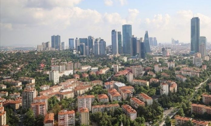GYO Portföy Yönetimi Gayrimenkul Yatırım Ortaklıkları (GYO), yatırımcılara sürdürülebilir getiri sağlamayı hedefleyen ve farklı gayrimenkul türlerini tek çatı altında buluşturan önemli sermaye piyasası kuruluşları arasında yer almaktadır. Bu yapının başarısında en önemli unsurlardan biri ise doğru portföy yönetimi anlayışıdır. Etkin şekilde yönetilen bir portföy, yalnızca gelirlerin dengeli olmasını sağlamakla kalmaz, aynı zamanda piyasa dalgalanmalarına karşı şirketlerin daha güçlü bir finansal yapıya sahip olmasına da katkıda bulunur. Konulu bir haber görseli.