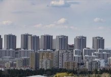 Gayrimenkul Yatırım Ortaklıkları (GYO), şehirlerin büyümesi ve değişen yaşam ihtiyaçları doğrultusunda gelişen gayrimenkul sektörünün en önemli yatırım modellerinden biri olarak dikkat çekmektedir. Artan nüfus, göç hareketleri, yeni ulaşım projeleri ve ekonomik gelişmeler şehirleşme sürecini hızlandırırken, bu değişim GYO yatırımlarını da doğrudan etkilemektedir. Bu nedenle GYO şehirleşme etkisi, sektörün geleceğini belirleyen temel dinamiklerden biri olarak değerlendirilmektedir. Konulu bir haber görseli.