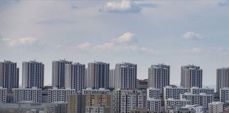 Gayrimenkul Yatırım Ortaklıkları (GYO), şehirlerin büyümesi ve değişen yaşam ihtiyaçları doğrultusunda gelişen gayrimenkul sektörünün en önemli yatırım modellerinden biri olarak dikkat çekmektedir. Artan nüfus, göç hareketleri, yeni ulaşım projeleri ve ekonomik gelişmeler şehirleşme sürecini hızlandırırken, bu değişim GYO yatırımlarını da doğrudan etkilemektedir. Bu nedenle GYO şehirleşme etkisi, sektörün geleceğini belirleyen temel dinamiklerden biri olarak değerlendirilmektedir. Konulu bir haber görseli.