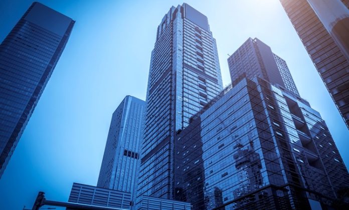 Gayrimenkul Yatırım Ortaklıkları (GYO), gayrimenkul sektörünün gelişimini sermaye piyasalarıyla birleştiren önemli yatırım yapılarından biri olarak öne çıkmaktadır. GYO sektörü; ekonomik koşullar, şehirleşme hareketleri, yatırımcı beklentileri, finansman imkanları ve gayrimenkul piyasasındaki değişimlerden doğrudan etkilenmektedir. Bu nedenle sektörün dinamiklerini anlamak, hem yatırımcılar hem de piyasa aktörleri açısından büyük önem taşımaktadır. Konulu bir haber görseli.