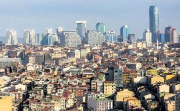 GYO Stratejik Planlama Gayrimenkul Yatırım Ortaklıkları (GYO), uzun vadeli büyüme hedeflerine ulaşabilmek için kapsamlı ve doğru oluşturulmuş stratejik planlama süreçlerine ihtiyaç duymaktadır. Gayrimenkul sektöründe değişen ekonomik koşullar, yatırımcı beklentileri, şehirleşme hareketleri ve piyasa dinamikleri, şirketlerin gelecek hedeflerini belirlerken daha detaylı analizler yapmasını zorunlu hale getirmektedir. Konulu bir haber görseli.