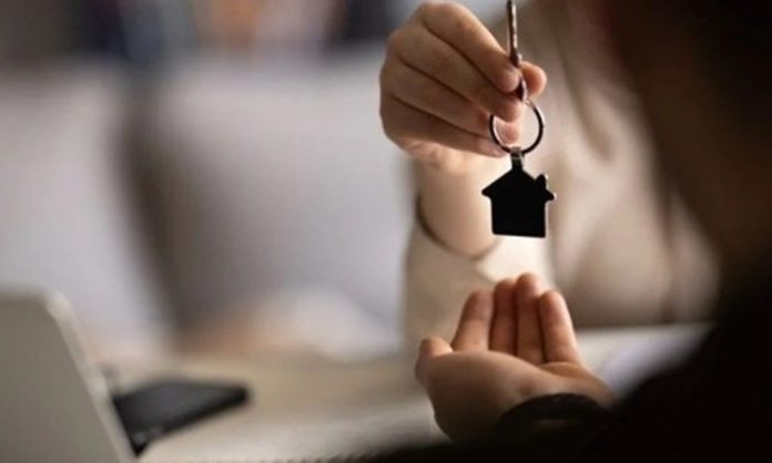 GYO Temettü Dağıtım Mantığı Gayrimenkul Yatırım Ortaklıkları (GYO), gayrimenkul yatırımlarını sermaye piyasaları aracılığıyla yatırımcılarla buluşturan önemli kurumsal yapılardan biridir. Bu ortaklık modelini cazip hale getiren en önemli unsurlardan biri ise temettü dağıtım politikalarıdır. Düzenli gelir elde etmeyi hedefleyen yatırımcılar açısından temettü ödemeleri, yalnızca finansal kazanç sağlamanın ötesinde şirketin mali yapısı ve sürdürülebilirliği hakkında da önemli ipuçları vermektedir. Bu nedenle GYO şirketlerinin temettü dağıtım mantığı, hem bireysel hem de kurumsal yatırımcılar tarafından yakından takip edilmektedir. Konulu bir haber görseli.