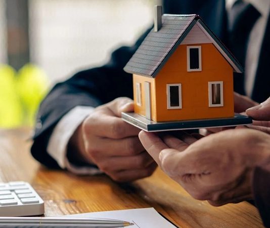 GYO Temettü Mantığı Gayrimenkul yatırım ortaklıkları, yatırımcılara farklı kazanç modelleri sunan finansal yapılardan biri olarak öne çıkıyor. Bu modeller arasında GYO temettü mantığı, yatırımcıların en çok merak ettiği konular arasında yer alıyor. Gayrimenkul Yatırım Ortaklığı (GYO) şirketlerinin elde ettiği gelirleri yatırımcılarıyla nasıl paylaştığı, temettü sisteminin temelini oluşturuyor. Konulu bir haber görseli.