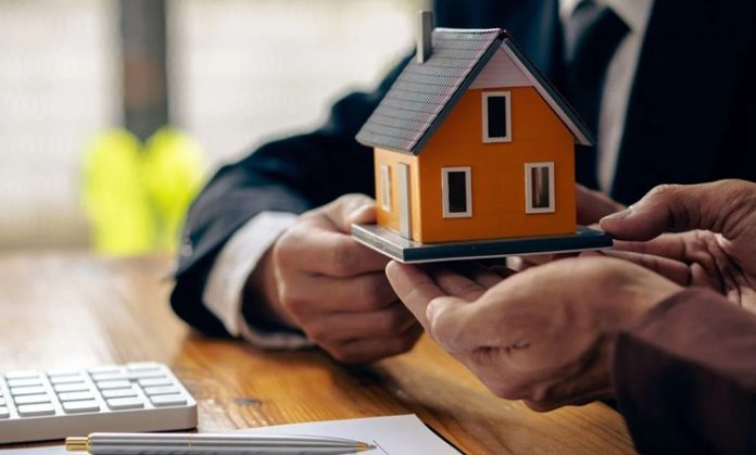 Gayrimenkul yatırım ortaklıkları, yatırımcılara farklı kazanç modelleri sunan finansal yapılardan biri olarak öne çıkıyor. Bu modeller arasında GYO temettü mantığı, yatırımcıların en çok merak ettiği konular arasında yer alıyor. Gayrimenkul Yatırım Ortaklığı (GYO) şirketlerinin elde ettiği gelirleri yatırımcılarıyla nasıl paylaştığı, temettü sisteminin temelini oluşturuyor. Konulu bir haber görseli.
