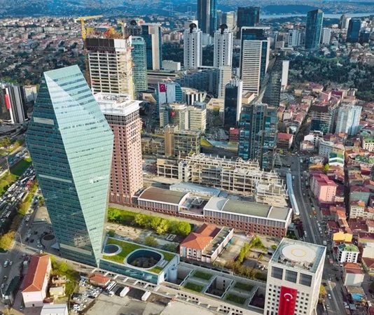 GYO Yatırım Planlama Gayrimenkul Yatırım Ortaklıkları (GYO), uzun vadeli değer oluşturmayı hedefleyen yatırım modelleri arasında önemli bir yere sahiptir. Başarılı bir yatırım sürecinin temelinde ise doğru yatırım planlama anlayışı bulunmaktadır. Planlı hareket eden GYO şirketleri, ekonomik gelişmeleri, piyasa koşullarını ve yatırımcı beklentilerini dikkate alarak portföylerini sürdürülebilir şekilde büyütebilmektedir. Bu nedenle GYO yatırım planlama süreci, yalnızca mevcut fırsatların değerlendirilmesini değil, gelecekte oluşabilecek risk ve fırsatların da öngörülmesini kapsamaktadır. Konulu bir haber görseli.