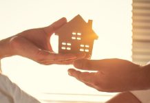 GYO Yönetim Kurulu İşleyişi Gayrimenkul Yatırım Ortaklığı (GYO) modeli, profesyonel yönetim anlayışı ve kurumsal organizasyon yapısıyla sermaye piyasalarının önemli yatırım araçları arasında yer alıyor. Bu yapının sağlıklı şekilde faaliyet göstermesinde en kritik unsurlardan biri ise GYO yönetim kurulu işleyişi olarak öne çıkıyor. Yönetim kurulu, şirketin stratejik kararlarını alan, yatırımları değerlendiren ve kurumsal yönetim ilkelerinin uygulanmasını sağlayan en önemli organlardan biri olarak görev yapıyor. Bu nedenle yatırımcılar açısından yönetim kurulunun yapısı ve çalışma sistemi büyük önem taşıyor. Konulu bir haber görseli.