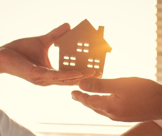 GYO Yönetim Kurulu İşleyişi Gayrimenkul Yatırım Ortaklığı (GYO) modeli, profesyonel yönetim anlayışı ve kurumsal organizasyon yapısıyla sermaye piyasalarının önemli yatırım araçları arasında yer alıyor. Bu yapının sağlıklı şekilde faaliyet göstermesinde en kritik unsurlardan biri ise GYO yönetim kurulu işleyişi olarak öne çıkıyor. Yönetim kurulu, şirketin stratejik kararlarını alan, yatırımları değerlendiren ve kurumsal yönetim ilkelerinin uygulanmasını sağlayan en önemli organlardan biri olarak görev yapıyor. Bu nedenle yatırımcılar açısından yönetim kurulunun yapısı ve çalışma sistemi büyük önem taşıyor. Konulu bir haber görseli.