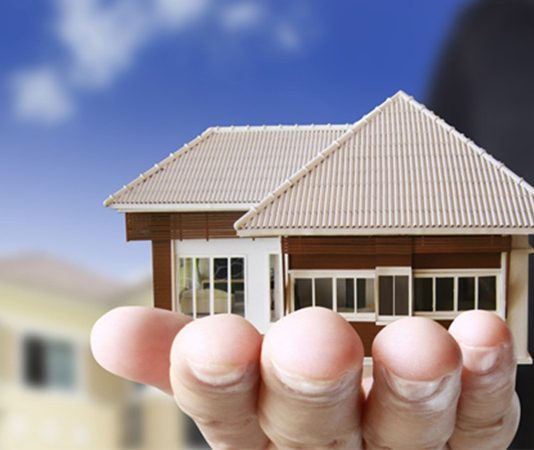 GYO’da SPK Düzenlemeleri Gayrimenkul yatırım ortaklıkları, Türkiye sermaye piyasalarının önemli yatırım araçlarından biri olarak faaliyetlerini belirli yasal çerçeveler içerisinde sürdürüyor. Bu yapının güvenilir, şeffaf ve sürdürülebilir şekilde işlemesini sağlayan en önemli unsurların başında SPK düzenlemeleri geliyor. GYO’da SPK düzenlemeleri, hem yatırımcı haklarının korunması hem de şirketlerin faaliyetlerini belirli standartlar doğrultusunda yürütmesi açısından büyük önem taşıyor. Sermaye piyasalarının gelişmesiyle birlikte Gayrimenkul Yatırım Ortaklıkları da daha kurumsal bir yapıya kavuşurken, düzenleyici kurallar sektörün istikrarlı büyümesine katkı sunuyor. Konulu bir haber görseli.